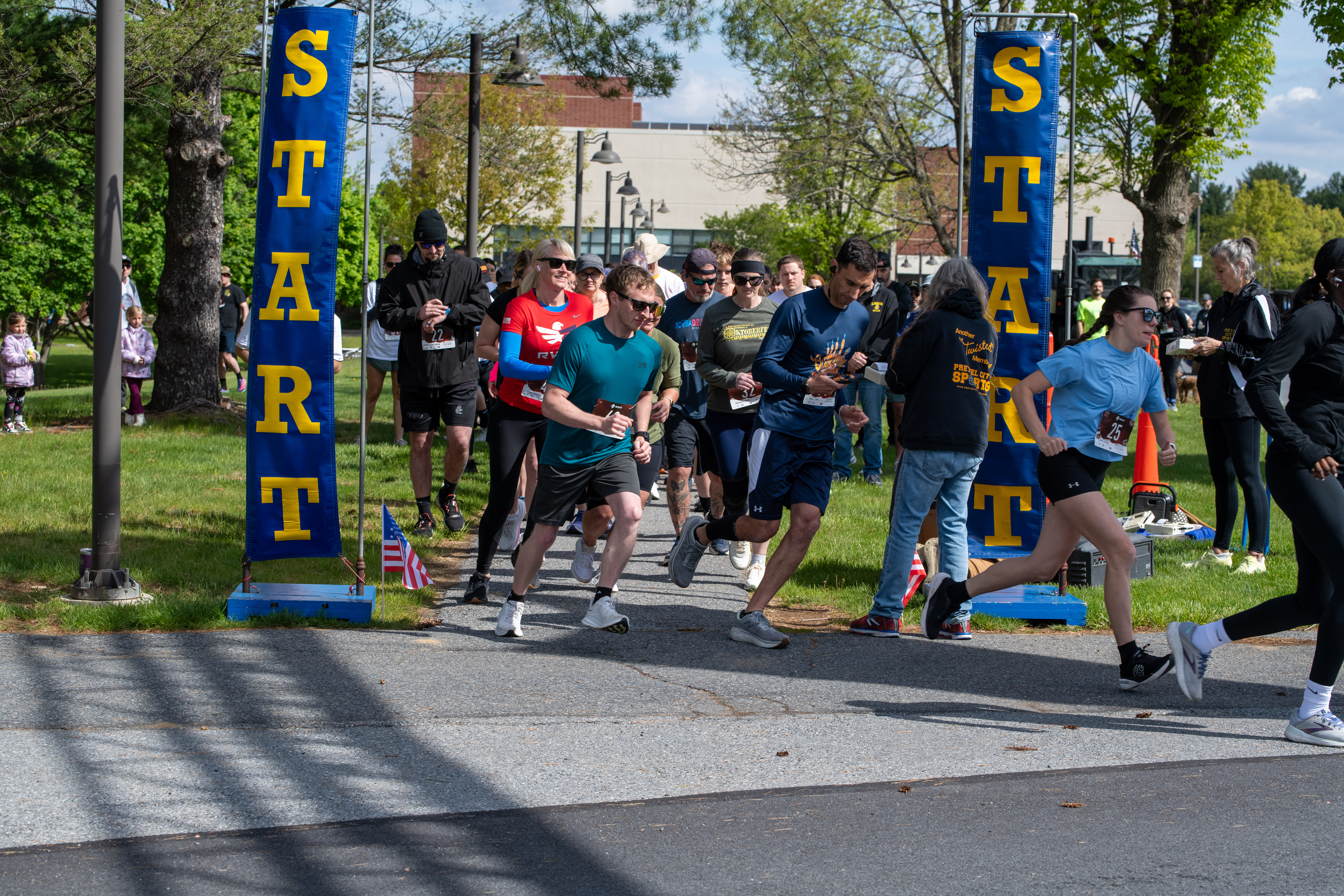 runners running at start of race